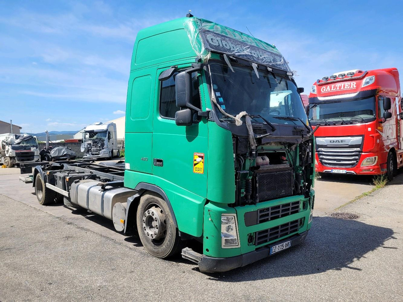 VOLVO FH12 420 GLOBETROTTER - Kamion za prevoz kontejnera/ Kamion sa promenjivim sandukom: slika 1 VOLVO FH12 420 GLOBETROTTER - Kamion za prevoz kontejnera/ Kamion sa promenjivim sandukom: slika 1