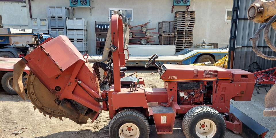 Koparka tarczowa Ditch Witch 3700DD łańcuchowa - Rovokopač: slika 4 Koparka tarczowa Ditch Witch 3700DD łańcuchowa - Rovokopač: slika 4
