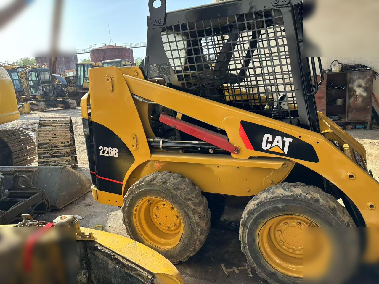 CATERPILLAR 226B - Mini utovarivač: slika 2 CATERPILLAR 226B - Mini utovarivač: slika 2