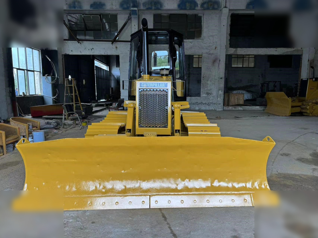 CATERPILLAR D4C - Buldožer: slika 2 CATERPILLAR D4C - Buldožer: slika 2