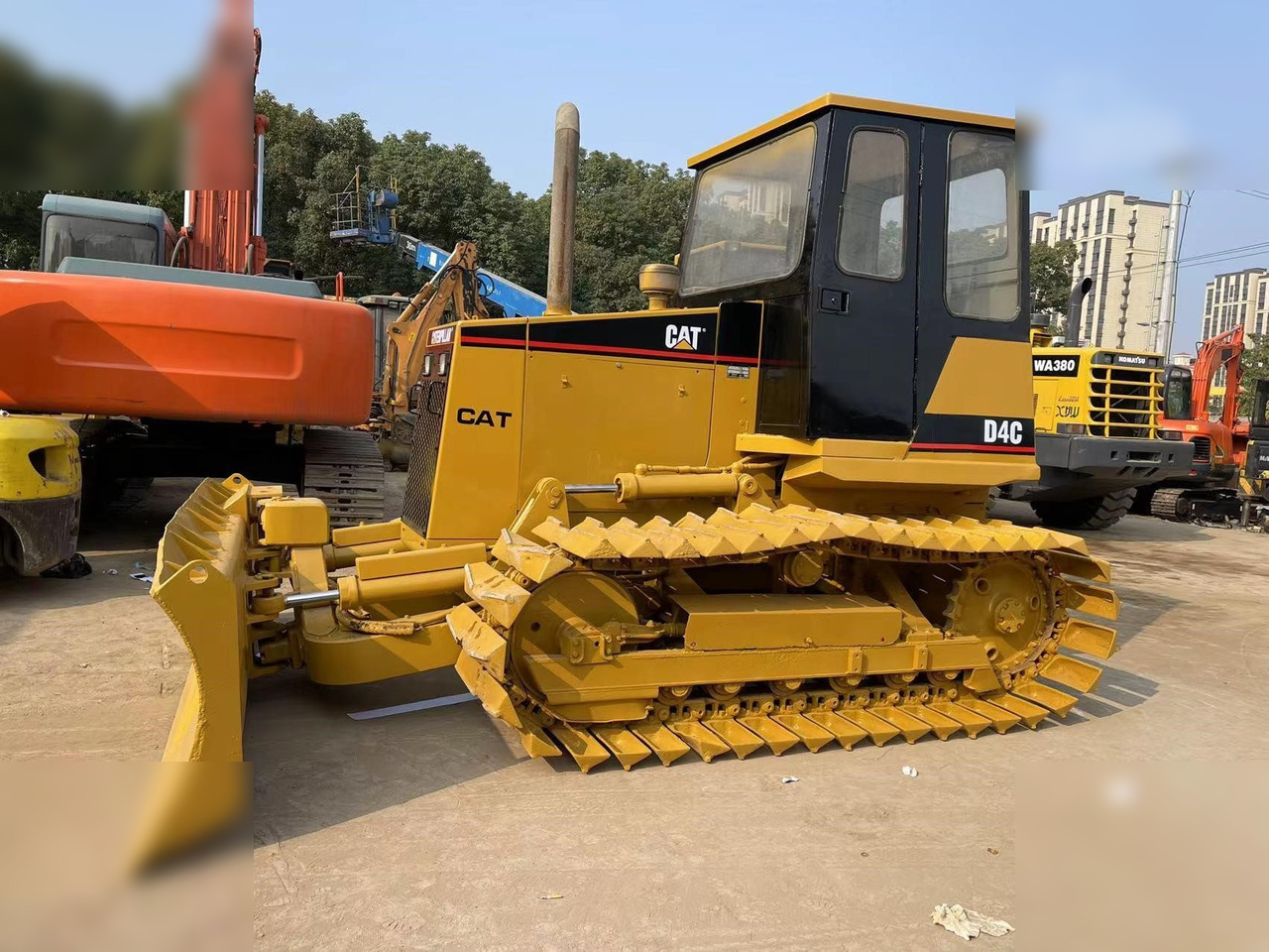 CATERPILLAR D4C - Buldožer: slika 1 CATERPILLAR D4C - Buldožer: slika 1