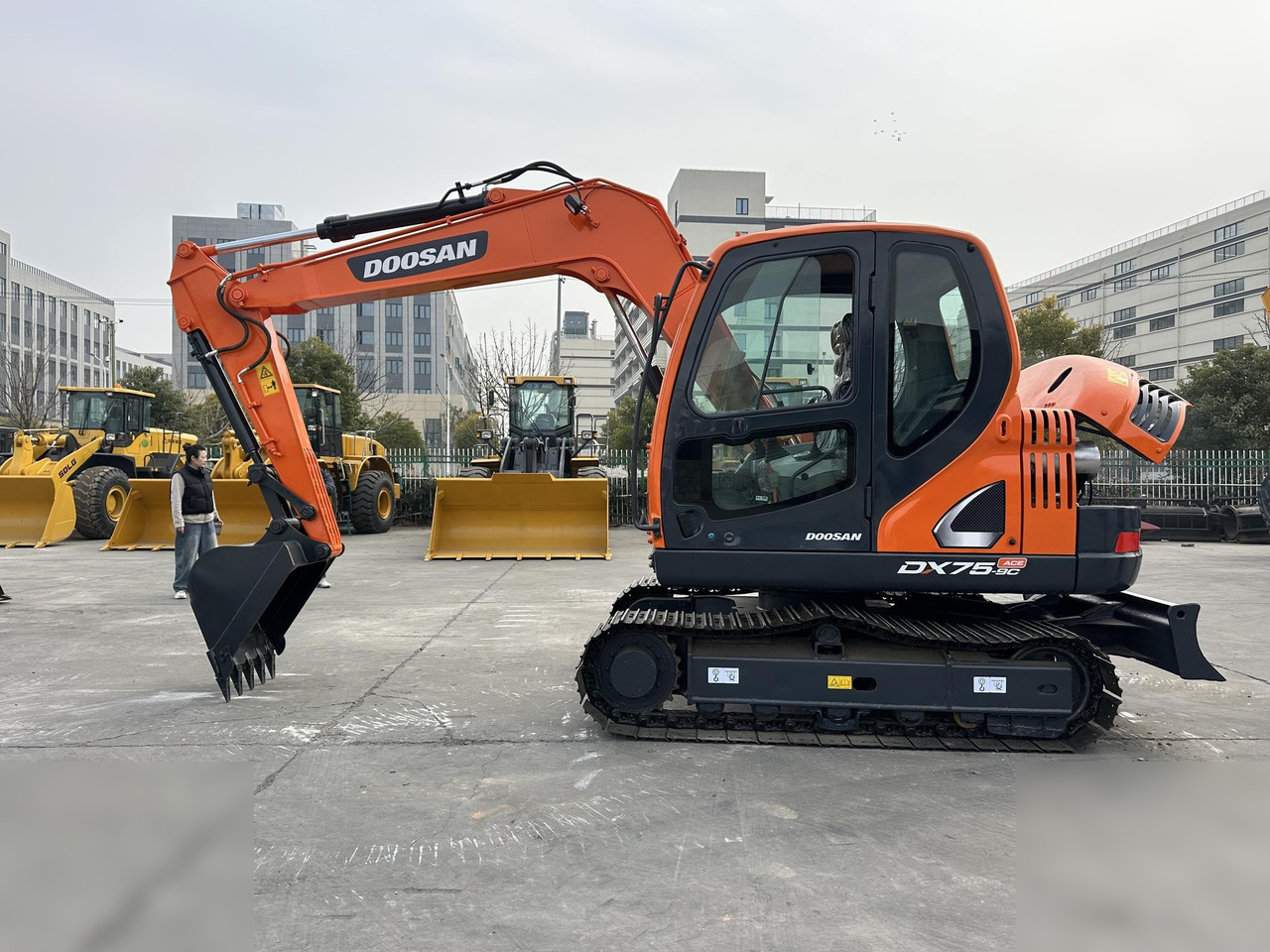 DOOSAN DX75-9CN - Bager guseničar: slika 1 DOOSAN DX75-9CN - Bager guseničar: slika 1