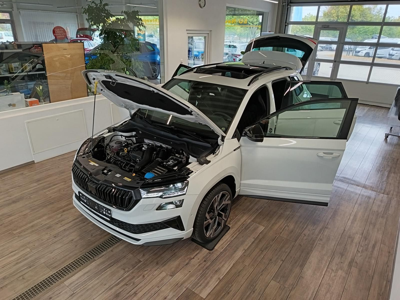 Skoda Karoq Sportline 1,5 TSI DSG*AHK*PSD*STD.HZG*NAVI - SUV: slika 2 Skoda Karoq Sportline 1,5 TSI DSG*AHK*PSD*STD.HZG*NAVI - SUV: slika 2