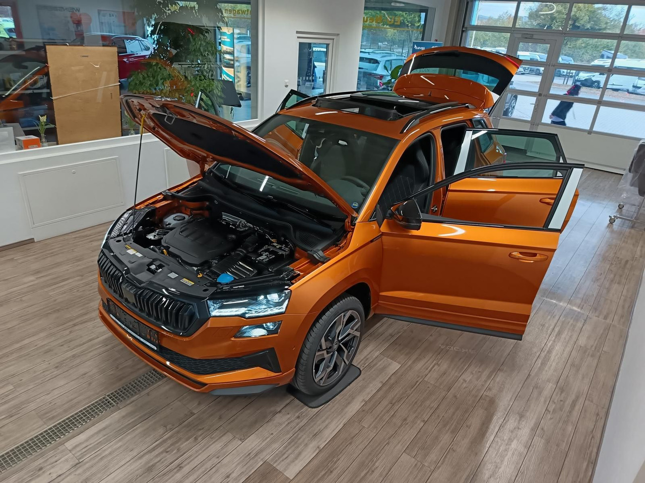 Skoda Karoq Sportline 2,0 TDI DSG 4x4*AHK*PSD*STD.HZG* - SUV: slika 2 Skoda Karoq Sportline 2,0 TDI DSG 4x4*AHK*PSD*STD.HZG* - SUV: slika 2