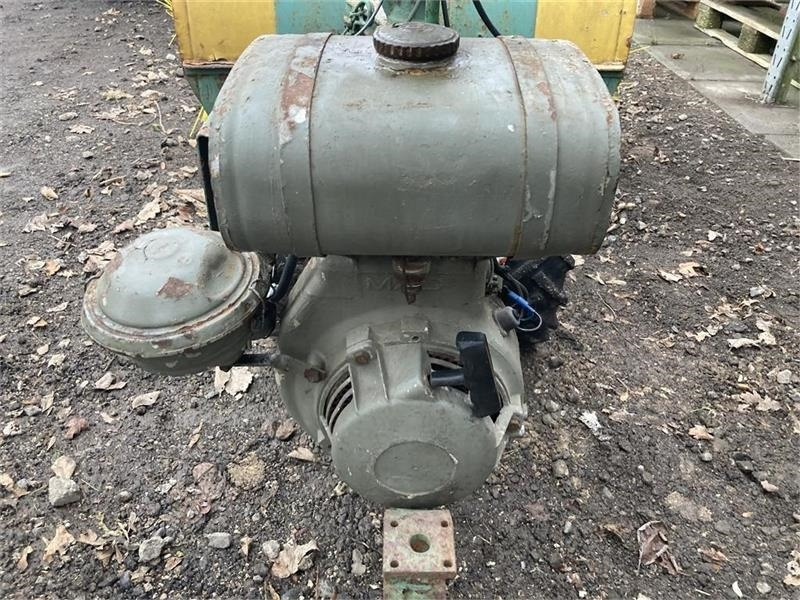 Irus U1200 med 120 cm fejemaskine - Komunalni traktor: slika 5 Irus U1200 med 120 cm fejemaskine - Komunalni traktor: slika 5