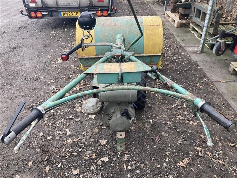 Irus U1200 med 120 cm fejemaskine - Komunalni traktor: slika 4 Irus U1200 med 120 cm fejemaskine - Komunalni traktor: slika 4