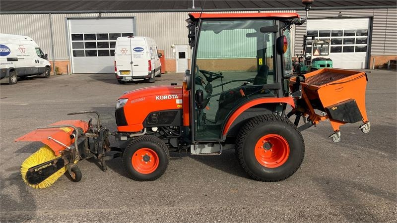 Kubota B2261 med 120 cm kost og udlægger - Komunalni traktor: slika 2 Kubota B2261 med 120 cm kost og udlægger - Komunalni traktor: slika 2