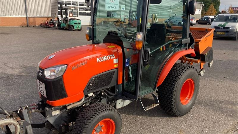 Kubota B2261 med 120 cm kost og udlægger - Komunalni traktor: slika 3 Kubota B2261 med 120 cm kost og udlægger - Komunalni traktor: slika 3
