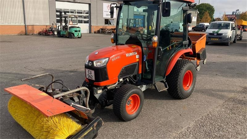 Kubota B2261 med 120 cm kost og udlægger - Komunalni traktor: slika 1 Kubota B2261 med 120 cm kost og udlægger - Komunalni traktor: slika 1