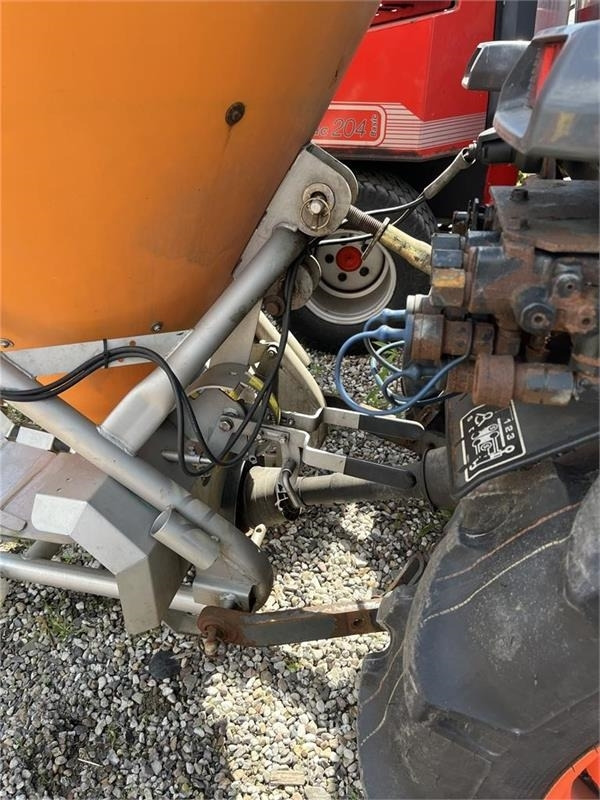 Kubota STW37 - Komunalni traktor: slika 4 Kubota STW37 - Komunalni traktor: slika 4