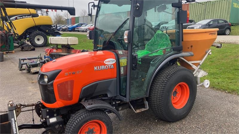 Kubota STW37 Kompakttraktor  - Komunalni traktor: slika 1 Kubota STW37 Kompakttraktor  - Komunalni traktor: slika 1