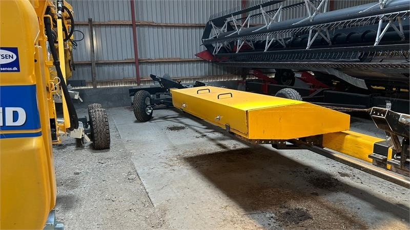 New Holland 4 hjulet skærebordsvogn - Prikolica zadnjeg dela kombajna: slika 2 New Holland 4 hjulet skærebordsvogn - Prikolica zadnjeg dela kombajna: slika 2