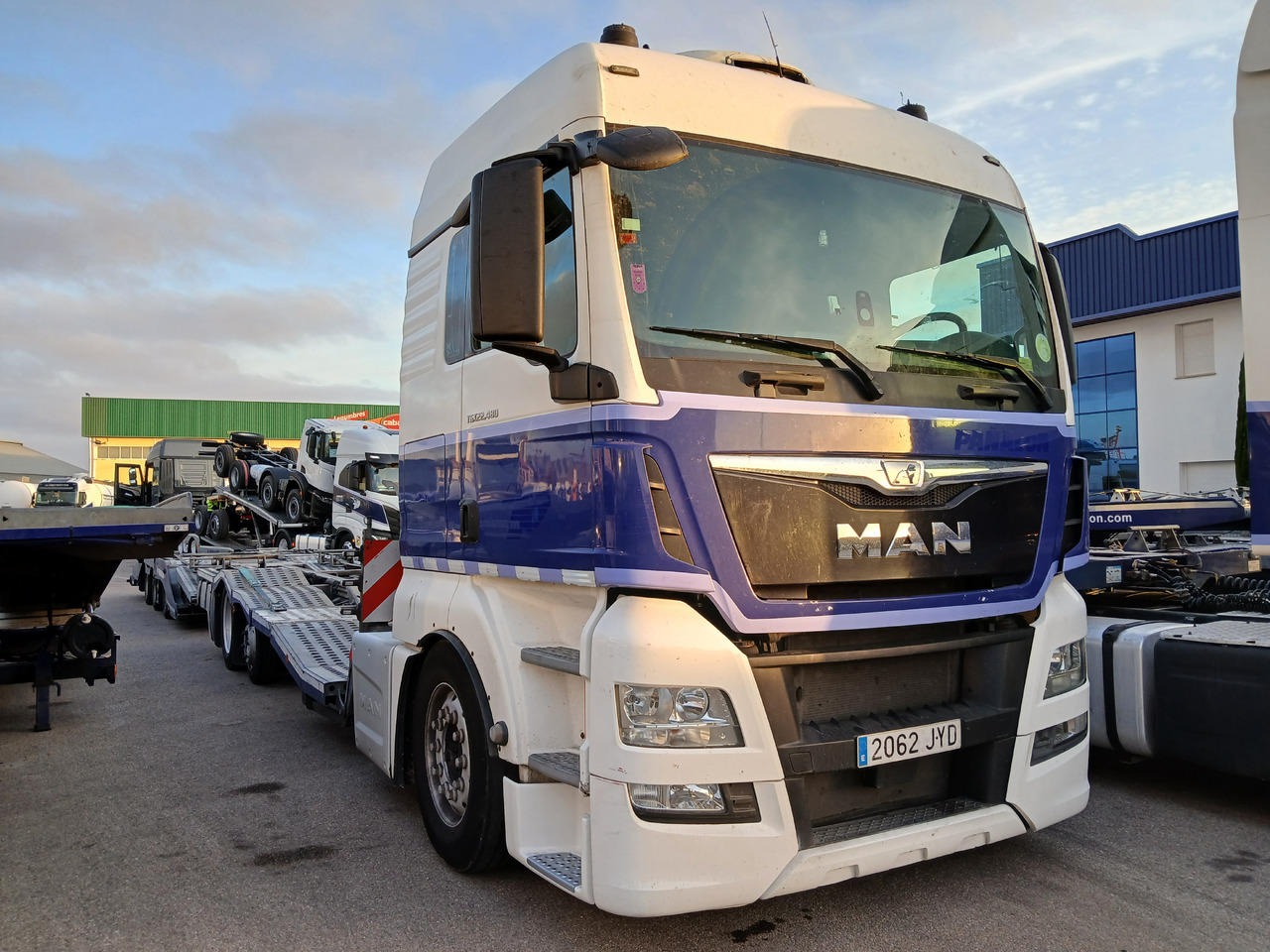 MAN TGX 18.480 - Kamion sa golom šasijom i zatvorenom kabinom: slika 1 MAN TGX 18.480 - Kamion sa golom šasijom i zatvorenom kabinom: slika 1