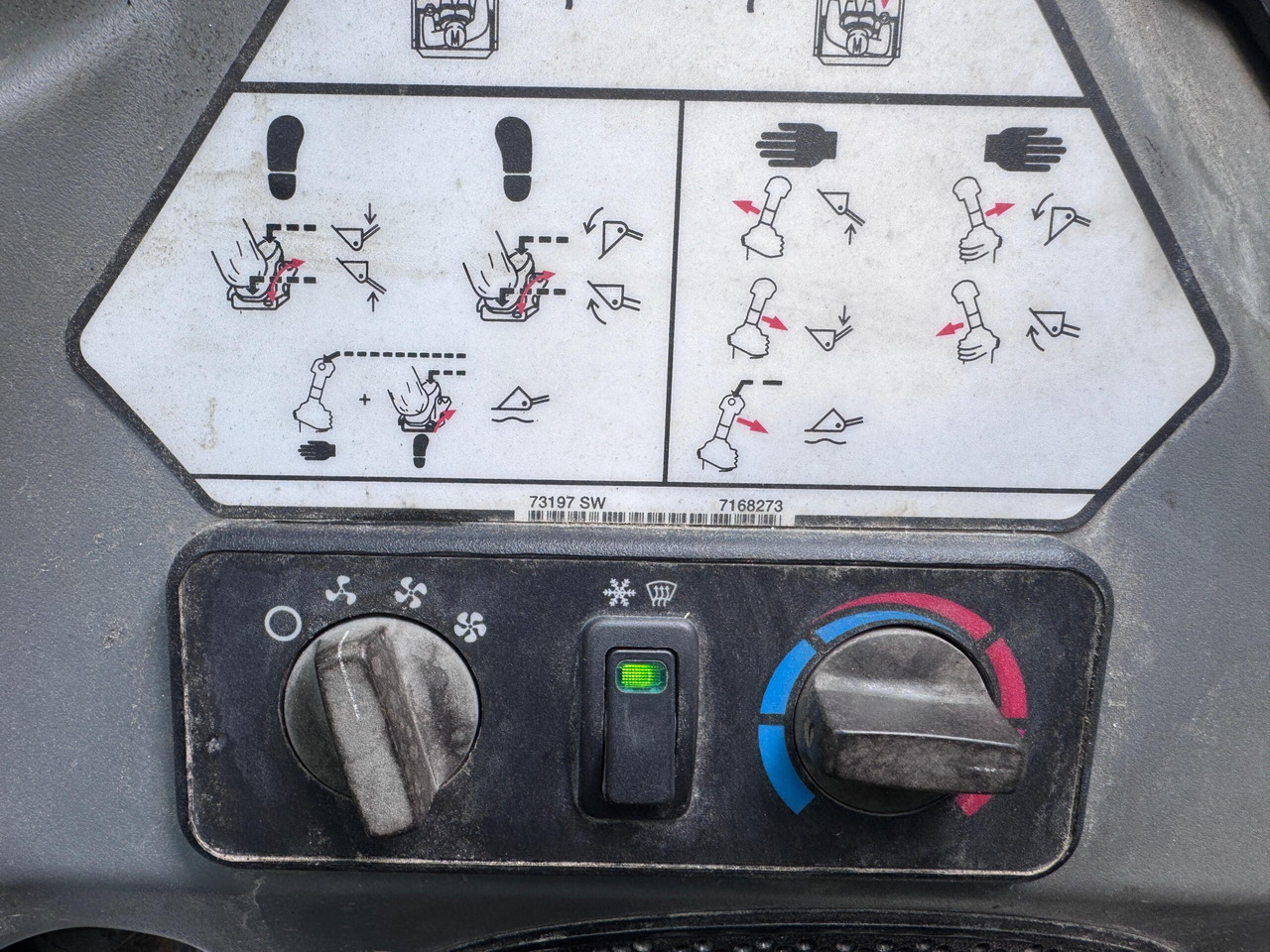Mini utovarivač BOBCAT S450: slika 14