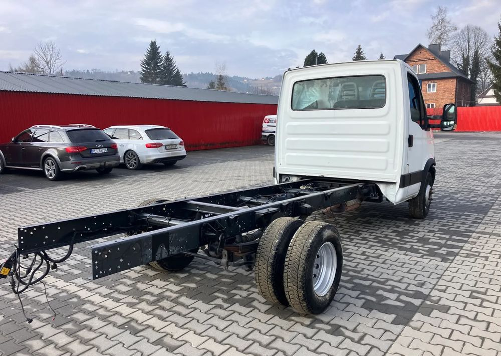 Iveco DAILY 70C17 RAMO DO ZABUDOWY,super stan - Kamion sa golom šasijom i zatvorenom kabinom: slika 3 Iveco DAILY 70C17 RAMO DO ZABUDOWY,super stan - Kamion sa golom šasijom i zatvorenom kabinom: slika 3