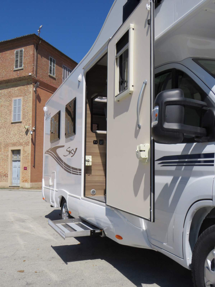 Fiat Ducato RETRACTABLE PLATFORM (300KG CAPACITY) - Alkoven kamper: slika 2 Fiat Ducato RETRACTABLE PLATFORM (300KG CAPACITY) - Alkoven kamper: slika 2