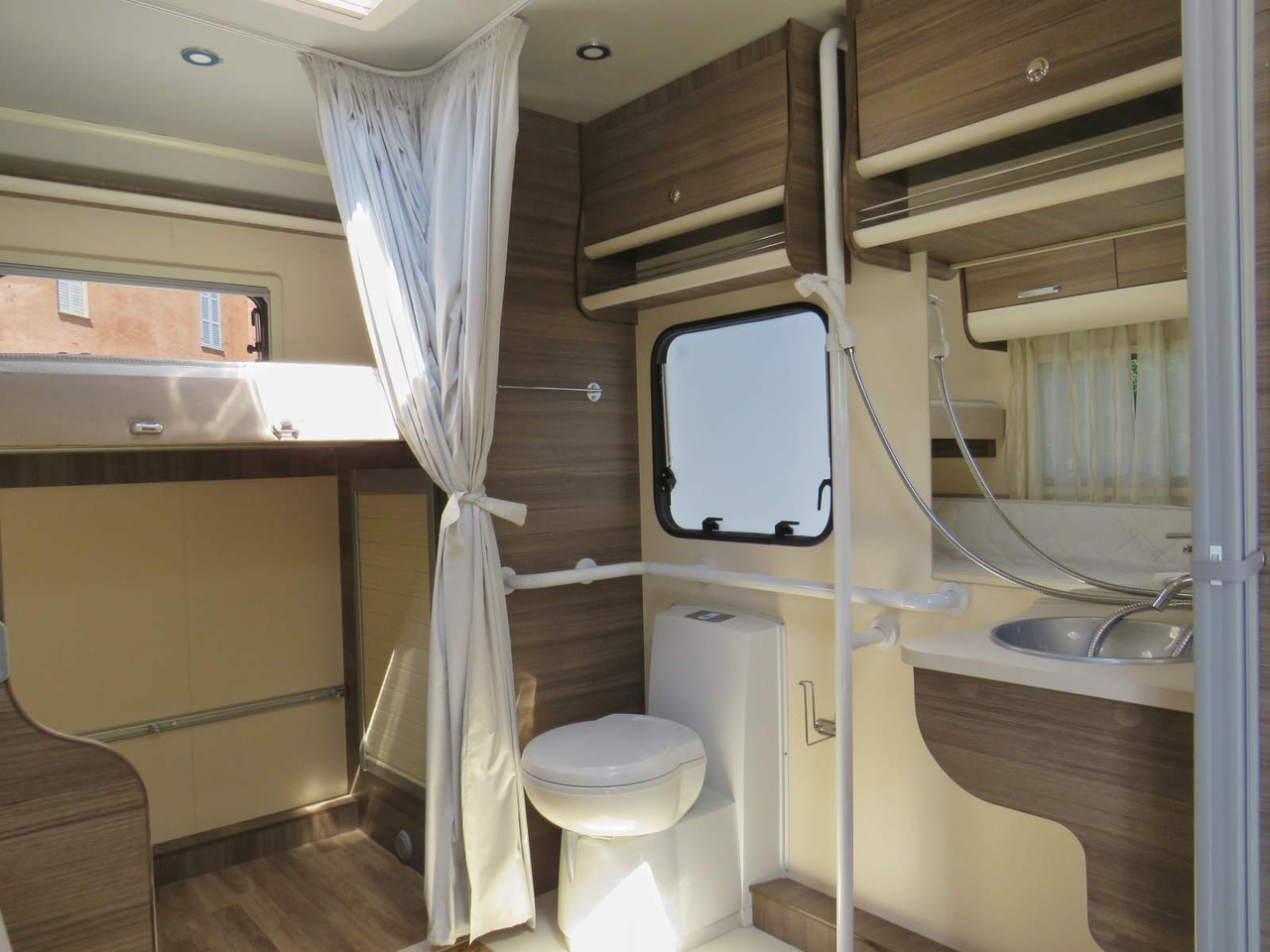 Fiat Ducato RETRACTABLE PLATFORM (300KG CAPACITY) - Alkoven kamper: slika 3 Fiat Ducato RETRACTABLE PLATFORM (300KG CAPACITY) - Alkoven kamper: slika 3