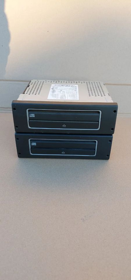 VOLVO FH 4 ODTWARZACZ CD - Komandna tabla za Kamion: slika 1 VOLVO FH 4 ODTWARZACZ CD - Komandna tabla za Kamion: slika 1