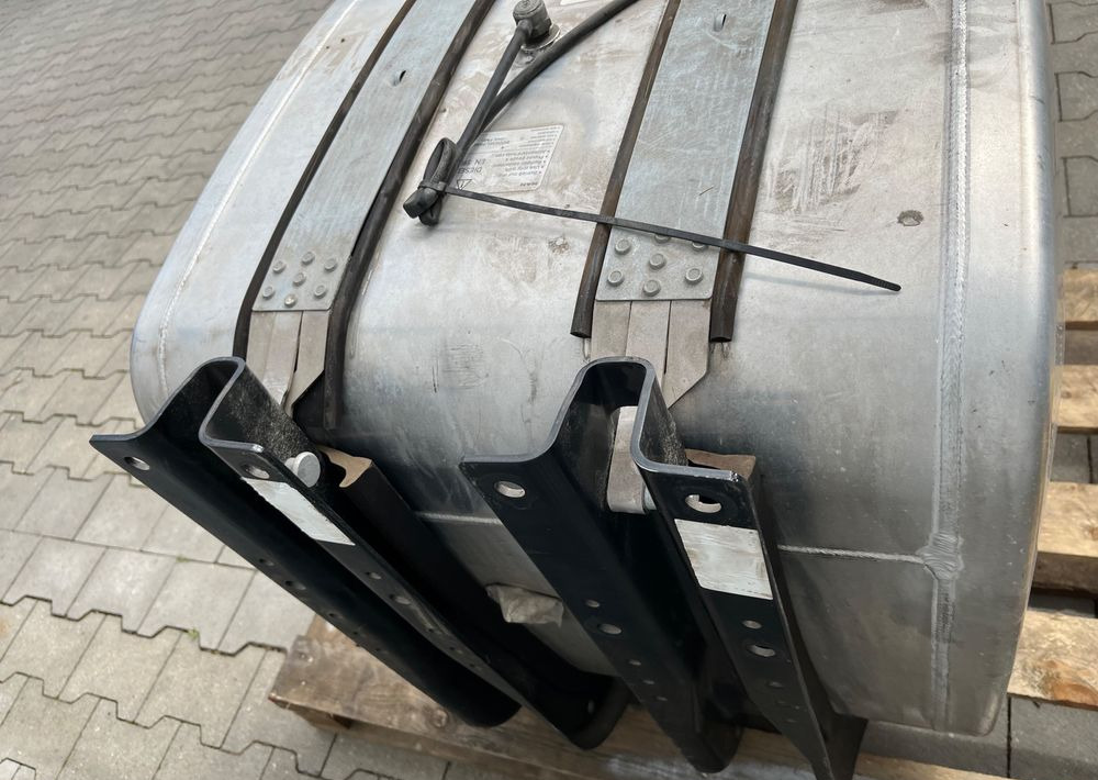 Zbiornik paliwa MAN TGX TGS 250 litrów kompletny - Rezervoar za gorivo za Kamion: slika 4 Zbiornik paliwa MAN TGX TGS 250 litrów kompletny - Rezervoar za gorivo za Kamion: slika 4