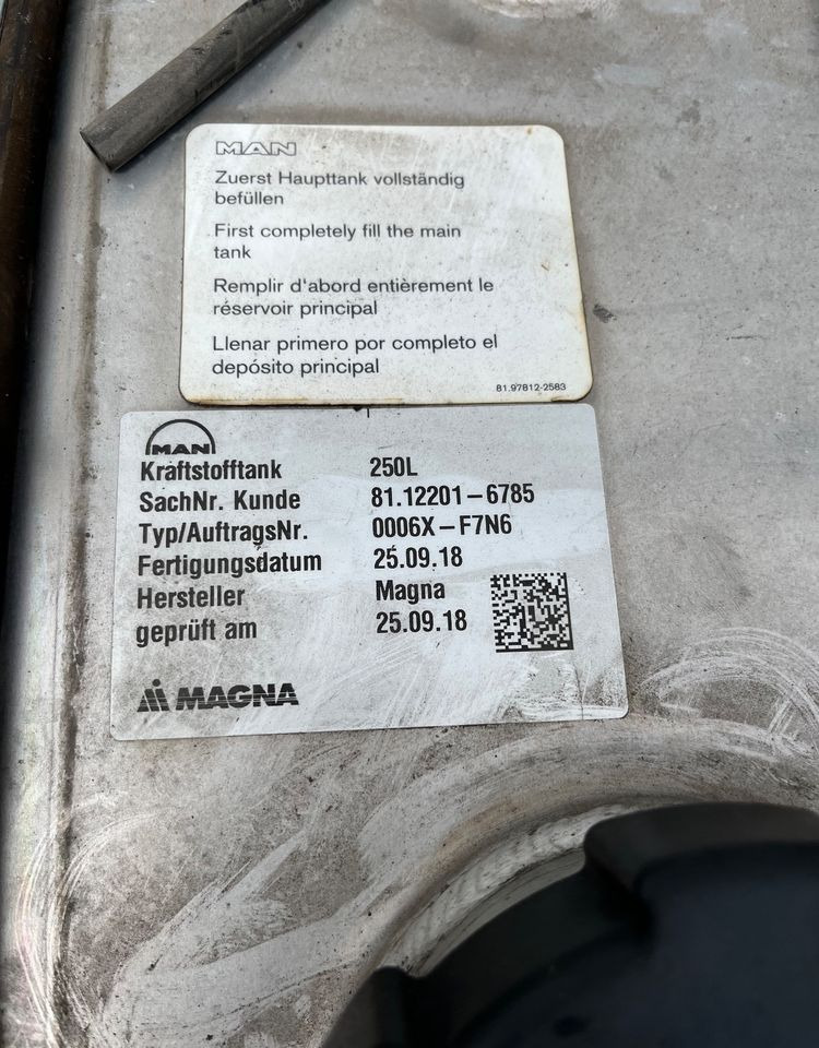 Zbiornik paliwa MAN TGX TGS 250 litrów kompletny - Rezervoar za gorivo za Kamion: slika 5 Zbiornik paliwa MAN TGX TGS 250 litrów kompletny - Rezervoar za gorivo za Kamion: slika 5