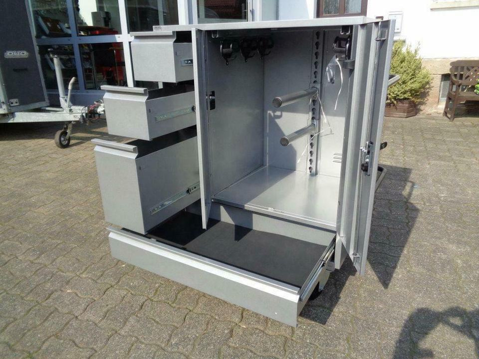 Turnierschrank fahrbar NEU pulverbeschichtet abschließbar - Instrument/ Oprema: slika 3 Turnierschrank fahrbar NEU pulverbeschichtet abschließbar - Instrument/ Oprema: slika 3