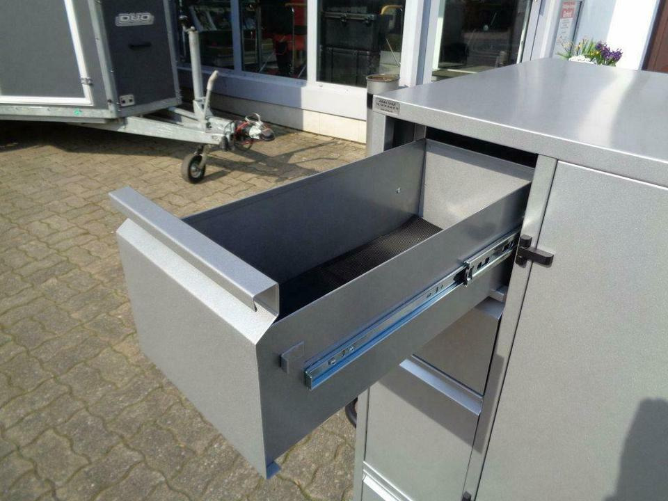 Turnierschrank fahrbar NEU pulverbeschichtet abschließbar - Instrument/ Oprema: slika 2 Turnierschrank fahrbar NEU pulverbeschichtet abschließbar - Instrument/ Oprema: slika 2