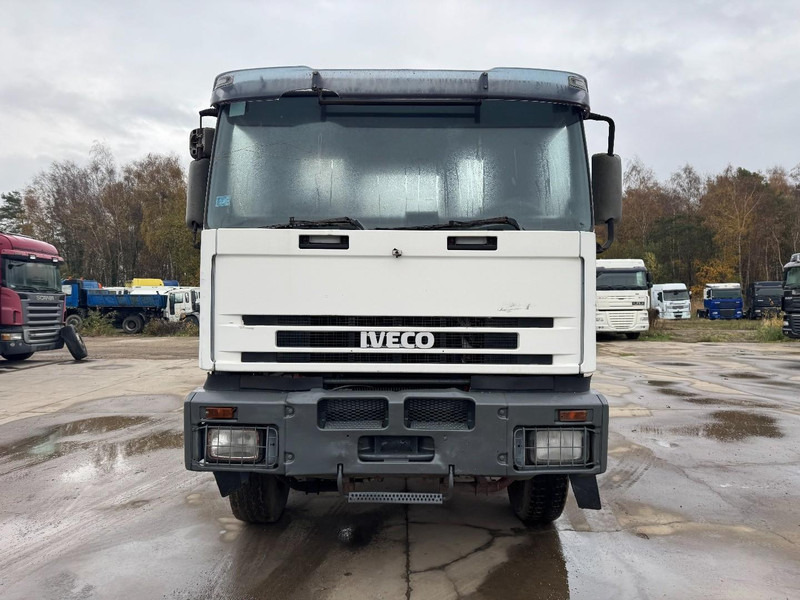 Iveco Eurotrakker 340 E 34 (GRAND PONT / LAMES / POMPE MANUELLE / BOITE MANUELLE / 12 ROUES) - Kamion sa golom šasijom i zatvorenom kabinom: slika 2 Iveco Eurotrakker 340 E 34 (GRAND PONT / LAMES / POMPE MANUELLE / BOITE MANUELLE / 12 ROUES) - Kamion sa golom šasijom i zatvorenom kabinom: slika 2