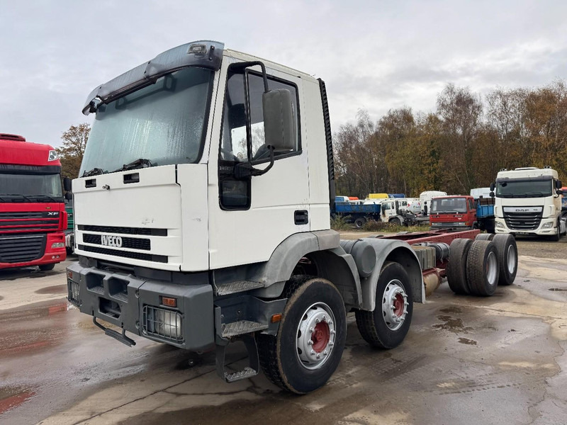 Iveco Eurotrakker 340 E 34 (GRAND PONT / LAMES / POMPE MANUELLE / BOITE MANUELLE / 12 ROUES) - Kamion sa golom šasijom i zatvorenom kabinom: slika 1 Iveco Eurotrakker 340 E 34 (GRAND PONT / LAMES / POMPE MANUELLE / BOITE MANUELLE / 12 ROUES) - Kamion sa golom šasijom i zatvorenom kabinom: slika 1