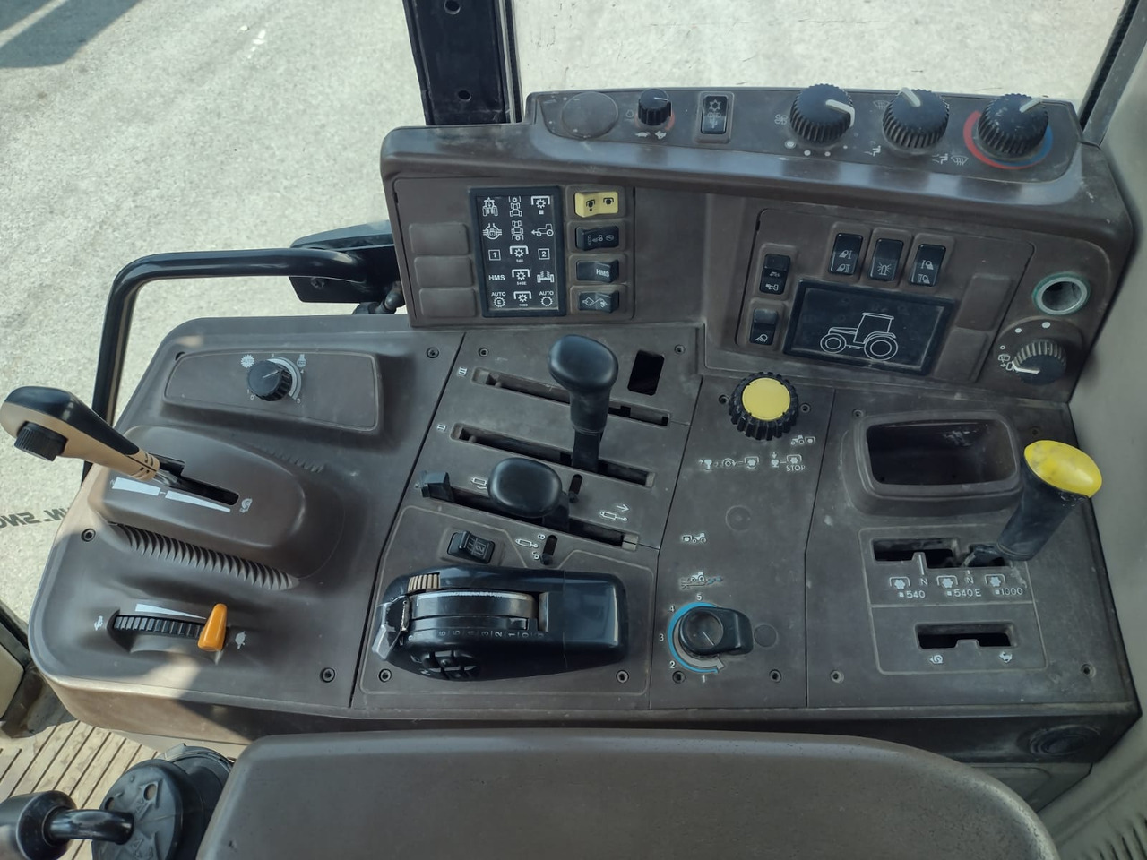JOHN DEERE 6520 PREMIUM - Traktor: slika 2 JOHN DEERE 6520 PREMIUM - Traktor: slika 2