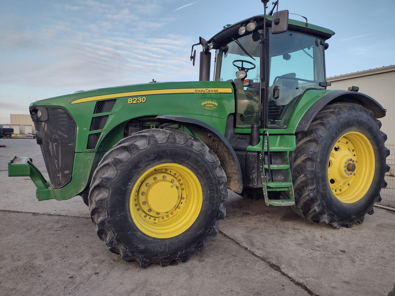 JOHN DEERE 8230 - Traktor: slika 1 JOHN DEERE 8230 - Traktor: slika 1