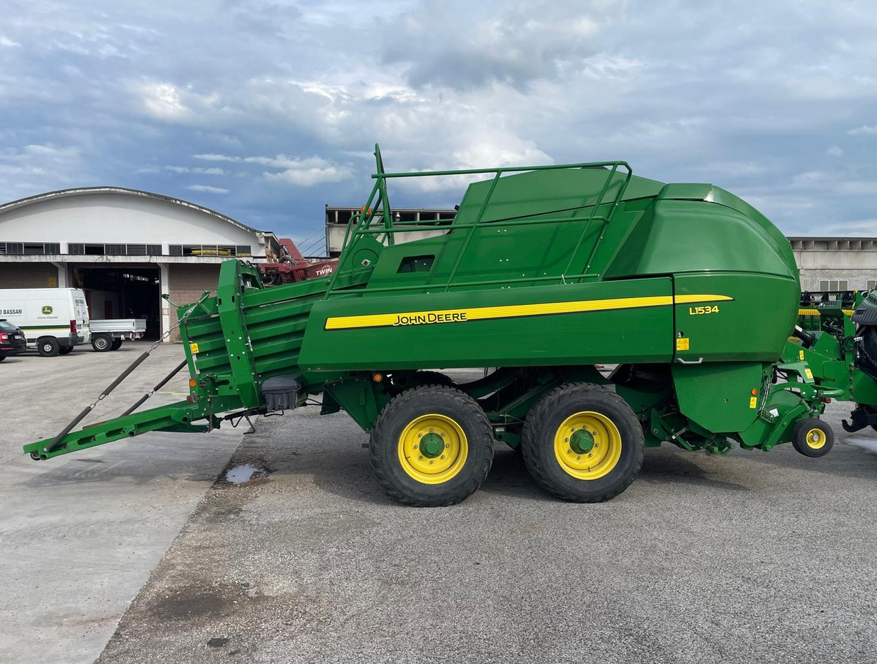 JOHN DEERE PRESSA L1534 - Balirka za kockaste bale: slika 2 JOHN DEERE PRESSA L1534 - Balirka za kockaste bale: slika 2