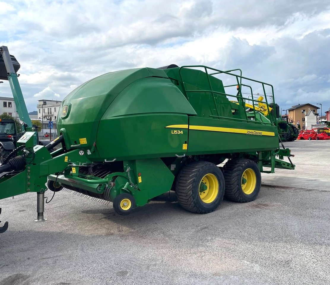 JOHN DEERE PRESSA L1534 - Balirka za kockaste bale: slika 1 JOHN DEERE PRESSA L1534 - Balirka za kockaste bale: slika 1