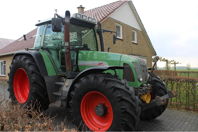 Fendt FAVORIT 711 VARIO 711 Vario met fronthef en frontaftakas - Traktor: slika 1 Fendt FAVORIT 711 VARIO 711 Vario met fronthef en frontaftakas - Traktor: slika 1