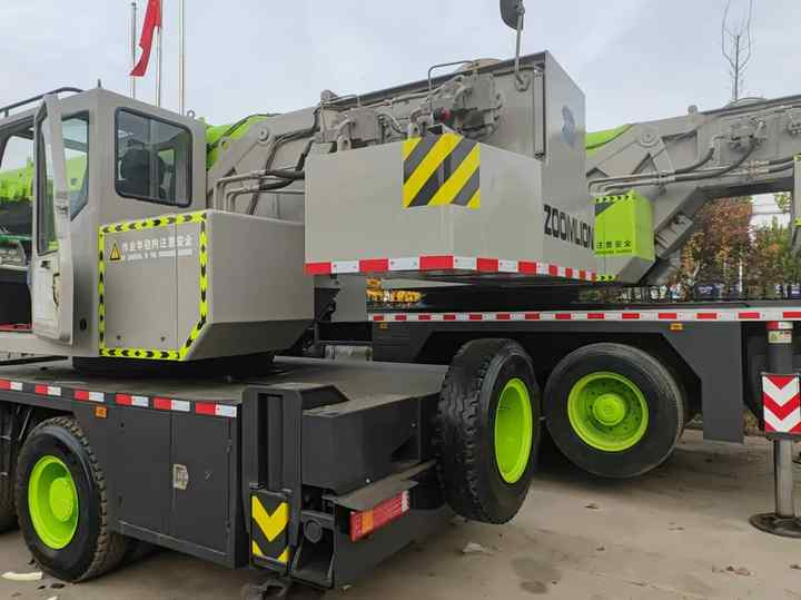 Second Hand ZOOMLION 25 Ton ZTC250V531 30 Ton ZTC300V532 70 Ton ZTC700H6 Hydraulmic Mobile Truck Crane on Sale - Autodizalica: slika 5 Second Hand ZOOMLION 25 Ton ZTC250V531 30 Ton ZTC300V532 70 Ton ZTC700H6 Hydraulmic Mobile Truck Crane on Sale - Autodizalica: slika 5