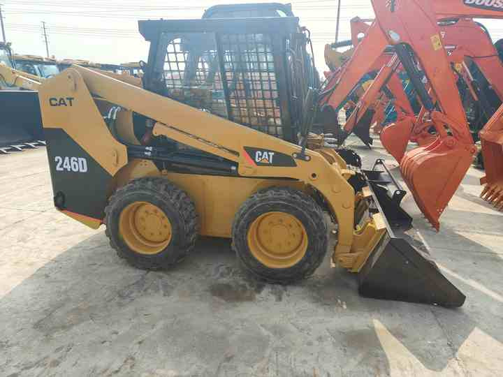 Used Front Loader Tractor CAT 246D Skid Steer Loader / Used Cat 226B 246C 246d Mini Skid Steer Loader in Stock - Mini utovarivač: slika 2 Used Front Loader Tractor CAT 246D Skid Steer Loader / Used Cat 226B 246C 246d Mini Skid Steer Loader in Stock - Mini utovarivač: slika 2
