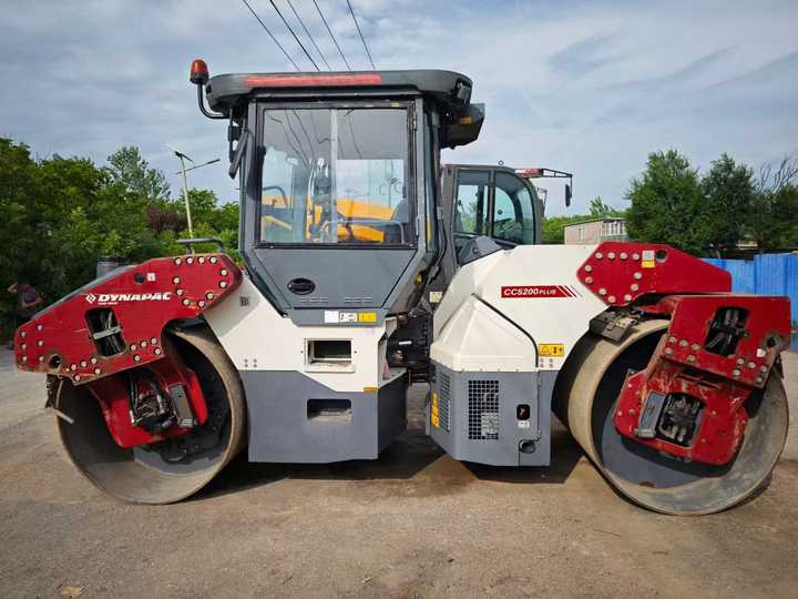 Used Original Dynapac CC5200 Double Drum Vibratory Roller Dynapac 5200 15 Tons Compactor Roller Road Machinery on Sale - Valjak za puteve: slika 2 Used Original Dynapac CC5200 Double Drum Vibratory Roller Dynapac 5200 15 Tons Compactor Roller Road Machinery on Sale - Valjak za puteve: slika 2