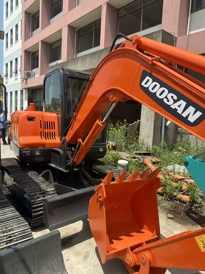 Novu Bager guseničar DOOSAN DX60: slika 9