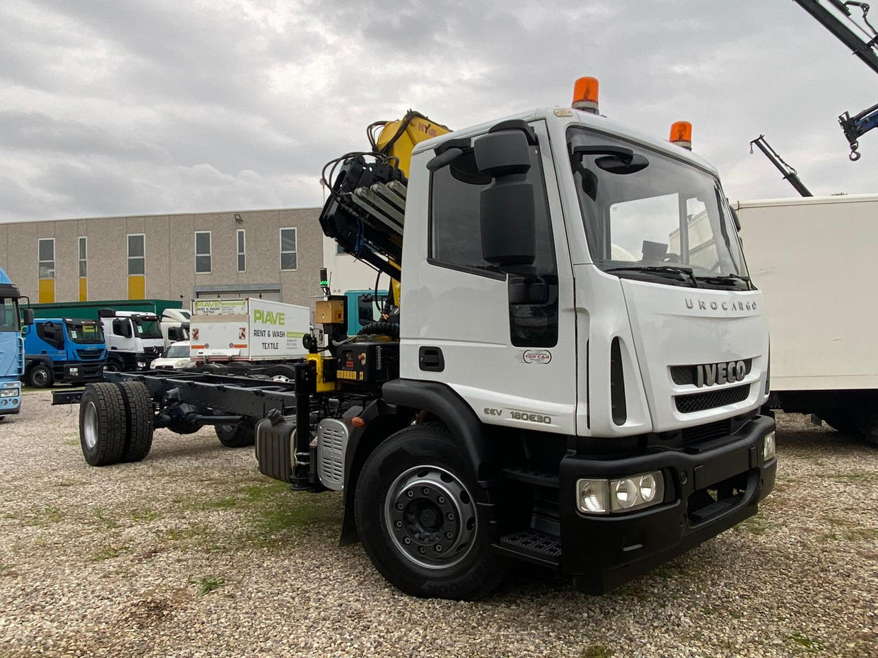 IVECO 180E30 - Kamion sa golom šasijom i zatvorenom kabinom: slika 2 IVECO 180E30 - Kamion sa golom šasijom i zatvorenom kabinom: slika 2