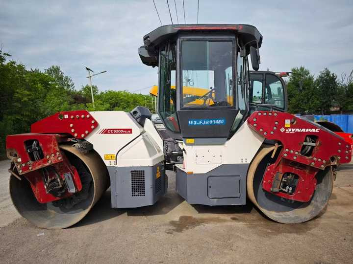 Used Original Dynapac CC5200 Double Drum Vibratory Roller Dynapac 5200 15 Tons Compactor Roller Road Machinery on Sale - Valjak za puteve: slika 4 Used Original Dynapac CC5200 Double Drum Vibratory Roller Dynapac 5200 15 Tons Compactor Roller Road Machinery on Sale - Valjak za puteve: slika 4