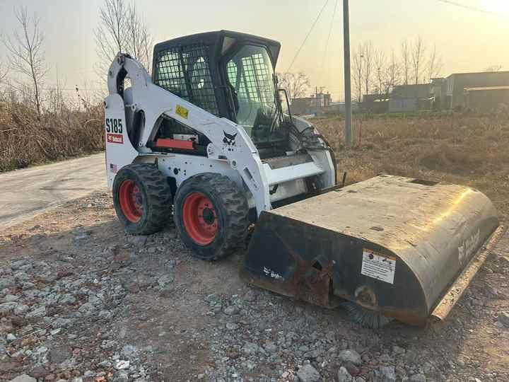Used bobcat s185 skid steer loader on sale 100% excellent condition bobcat brand s185 s300 s550 s16 s18 skid steer sale - Mini utovarivač: slika 4 Used bobcat s185 skid steer loader on sale 100% excellent condition bobcat brand s185 s300 s550 s16 s18 skid steer sale - Mini utovarivač: slika 4