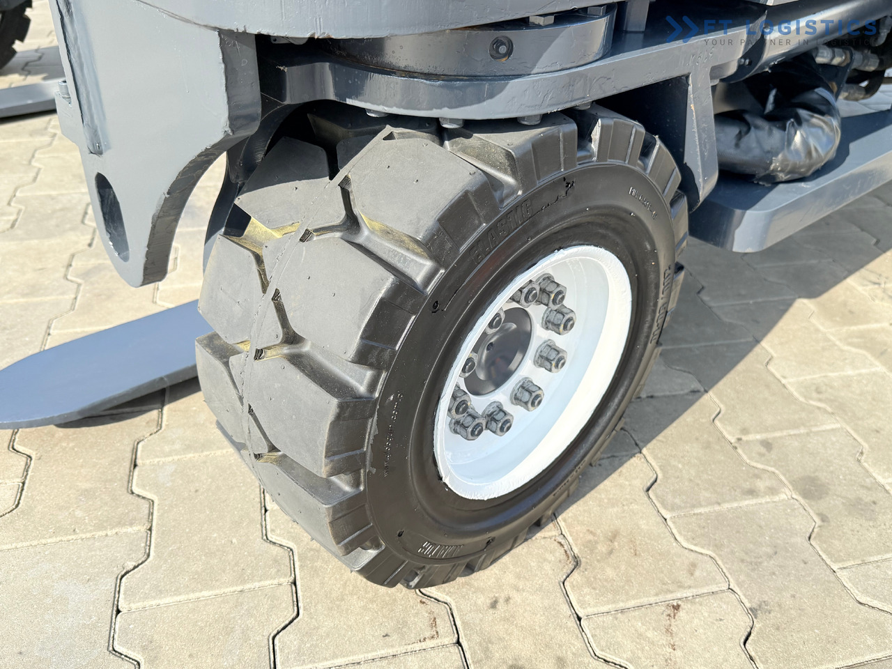 COMBILIFT C4000 / DIESEL / DUPLEX - 4100MM / FORK POSITIONER / ONLY 2951 MTH / LIKE NEW - Viljuškar sa 4 strane: slika 3 COMBILIFT C4000 / DIESEL / DUPLEX - 4100MM / FORK POSITIONER / ONLY 2951 MTH / LIKE NEW - Viljuškar sa 4 strane: slika 3