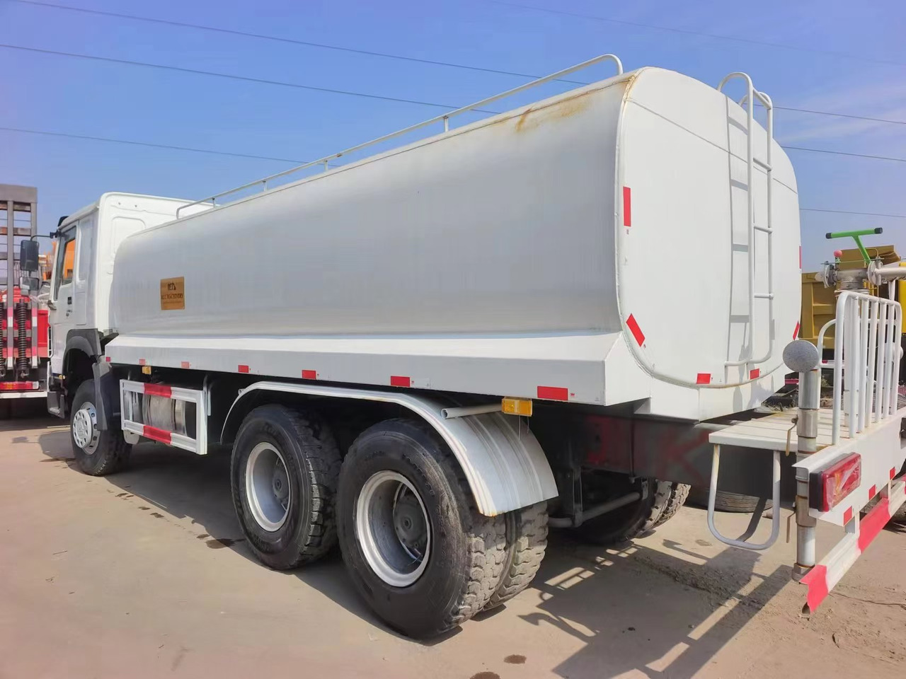 HOWO 6×4 ,20 cubic meters - Kamion cisterna: slika 1 HOWO 6×4 ,20 cubic meters - Kamion cisterna: slika 1