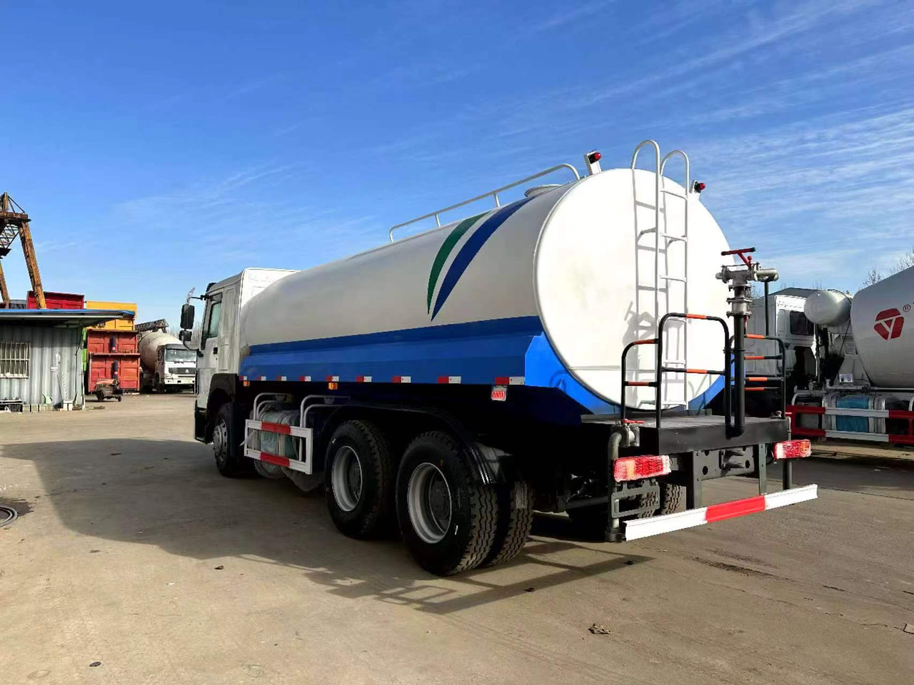SINOTRUK 20 cubic meters tanker - Kamion cisterna: slika 3 SINOTRUK 20 cubic meters tanker - Kamion cisterna: slika 3