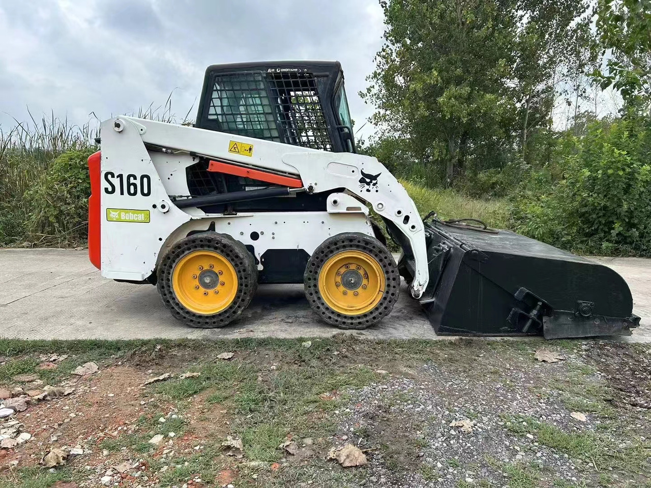 BOBCAT Second-hand Excellent Skidsteer Bobcat S160 - Mini utovarivač: slika 2 BOBCAT Second-hand Excellent Skidsteer Bobcat S160 - Mini utovarivač: slika 2