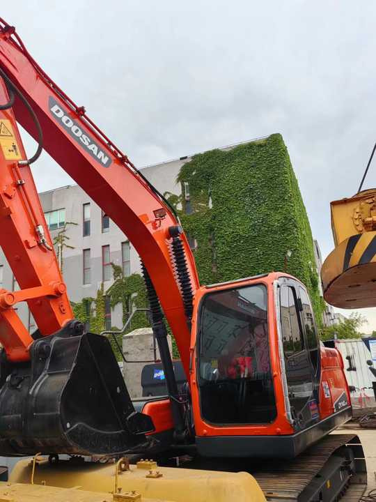 Used Digger DOOSAN DX140 Construction Machinery Construction Digger Used DOOSAN DX140 Cheap Excavator - Bager guseničar: slika 4 Used Digger DOOSAN DX140 Construction Machinery Construction Digger Used DOOSAN DX140 Cheap Excavator - Bager guseničar: slika 4