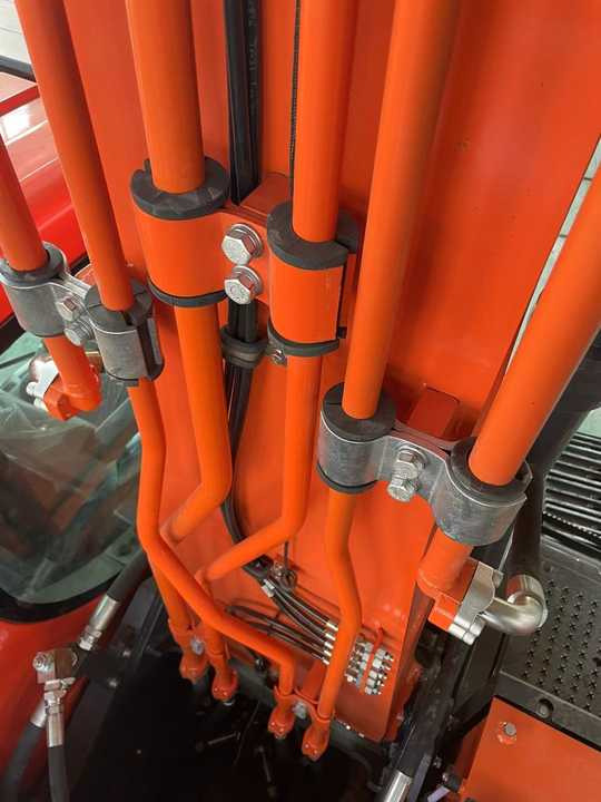 Used Digger DOOSAN DX260 Construction Machinery Construction Digger Used DOOSAN DX260 Cheap Excavator - Bager guseničar: slika 5 Used Digger DOOSAN DX260 Construction Machinery Construction Digger Used DOOSAN DX260 Cheap Excavator - Bager guseničar: slika 5