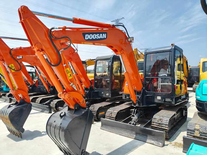 Used Digger Doosan Dh55 Construction Machinery Construction Digger Used Doosan Dh55 Cheap Excavator - Bager guseničar: slika 3 Used Digger Doosan Dh55 Construction Machinery Construction Digger Used Doosan Dh55 Cheap Excavator - Bager guseničar: slika 3