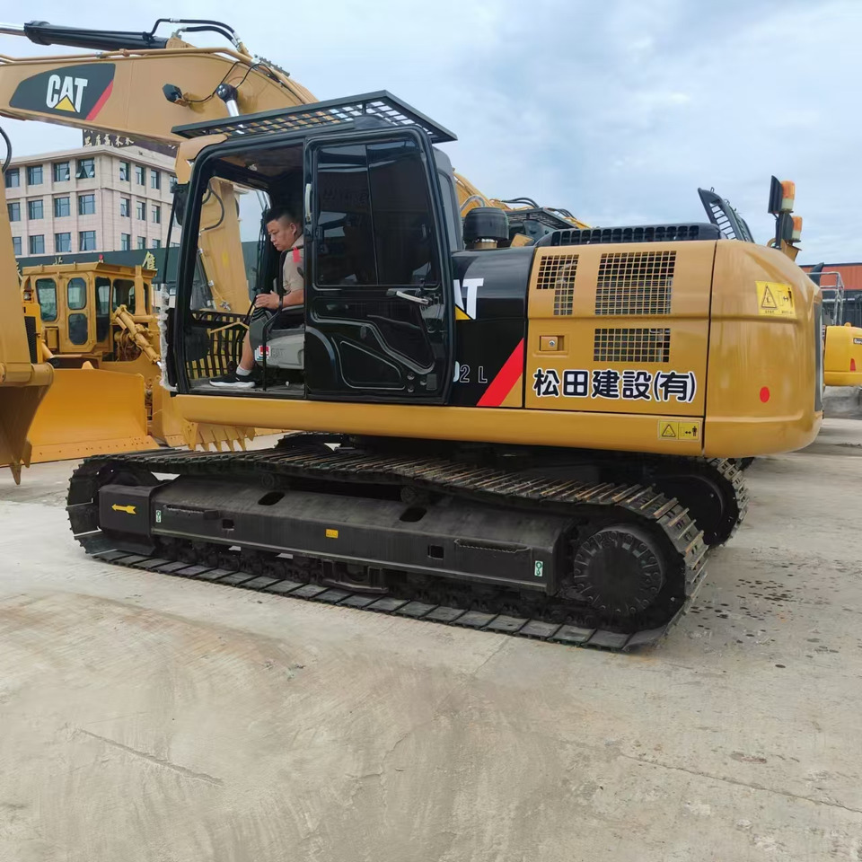 Used high quality excavator CAT 323D2L Made in Japan - Bager guseničar: slika 1 Used high quality excavator CAT 323D2L Made in Japan - Bager guseničar: slika 1