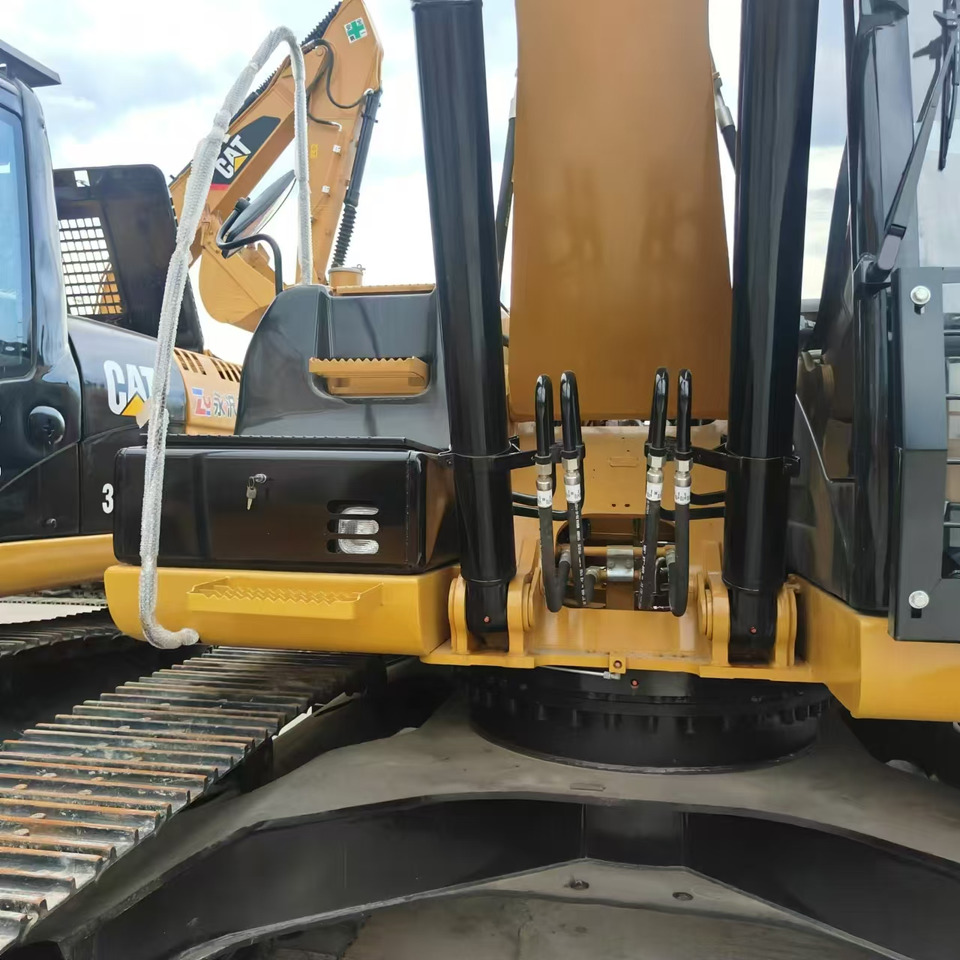 Used high quality excavator CAT 323D2L Made in Japan - Bager guseničar: slika 3 Used high quality excavator CAT 323D2L Made in Japan - Bager guseničar: slika 3