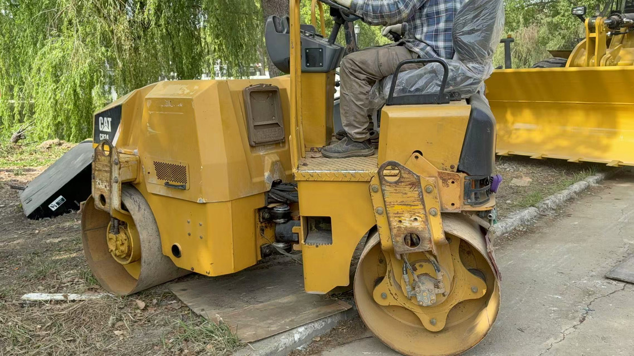 CATERPILLAR CB24B - Valjak za puteve: slika 1 CATERPILLAR CB24B - Valjak za puteve: slika 1